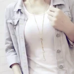 Fashion Spiral Design Crystal & Pearl Necklace in Alloy