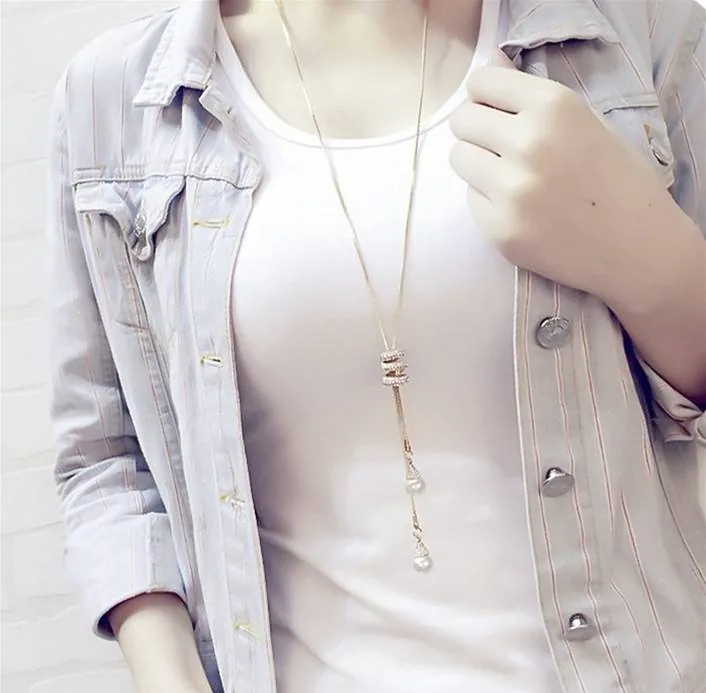 Fashion Spiral Design Crystal & Pearl Necklace in Alloy